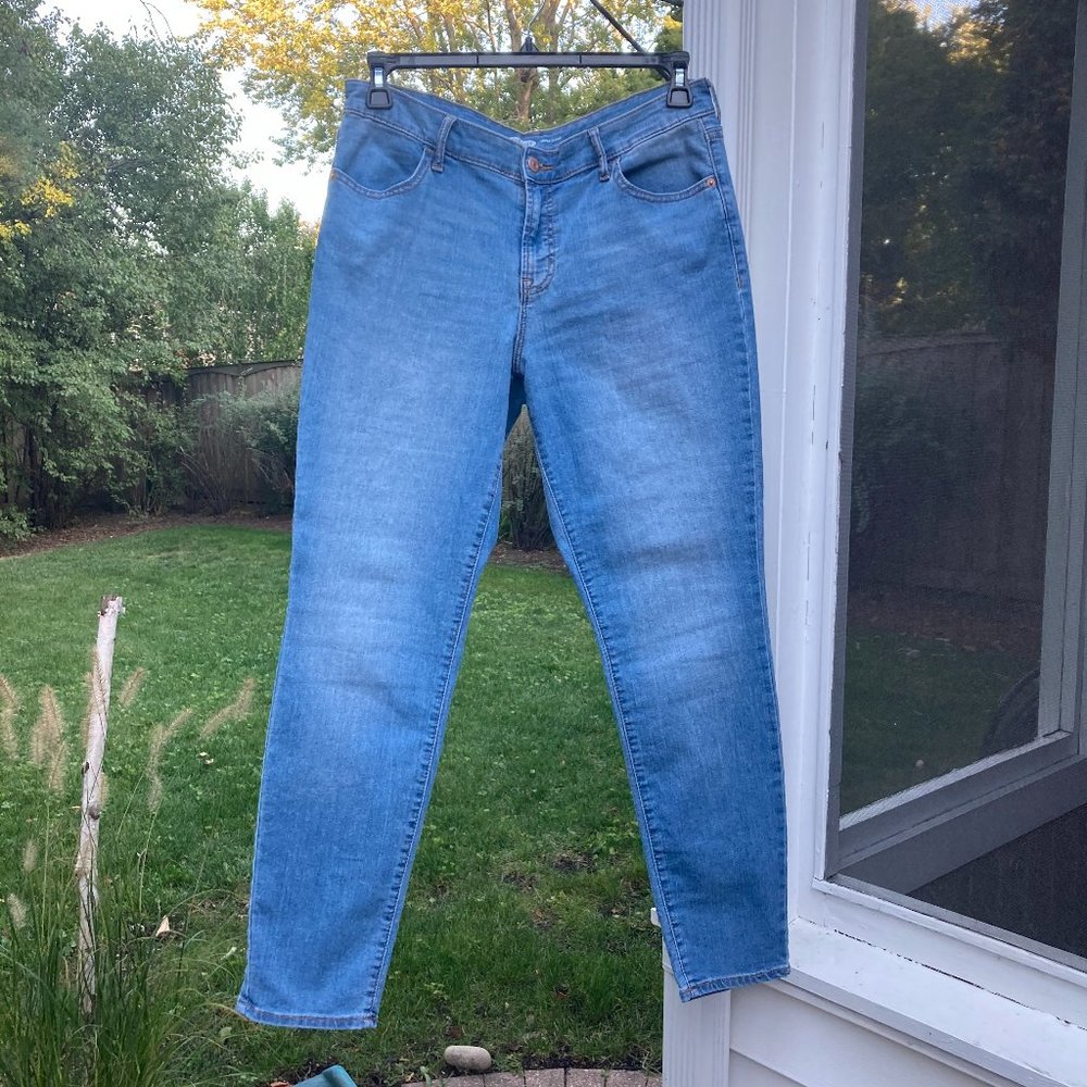 Old Navy skinny ankle length light wash jeans
